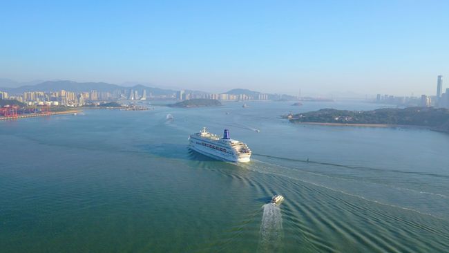 中國首艘自主運(yùn)營的國資豪華郵輪「鼓浪嶼」號抵達(dá)廈門港（圖）